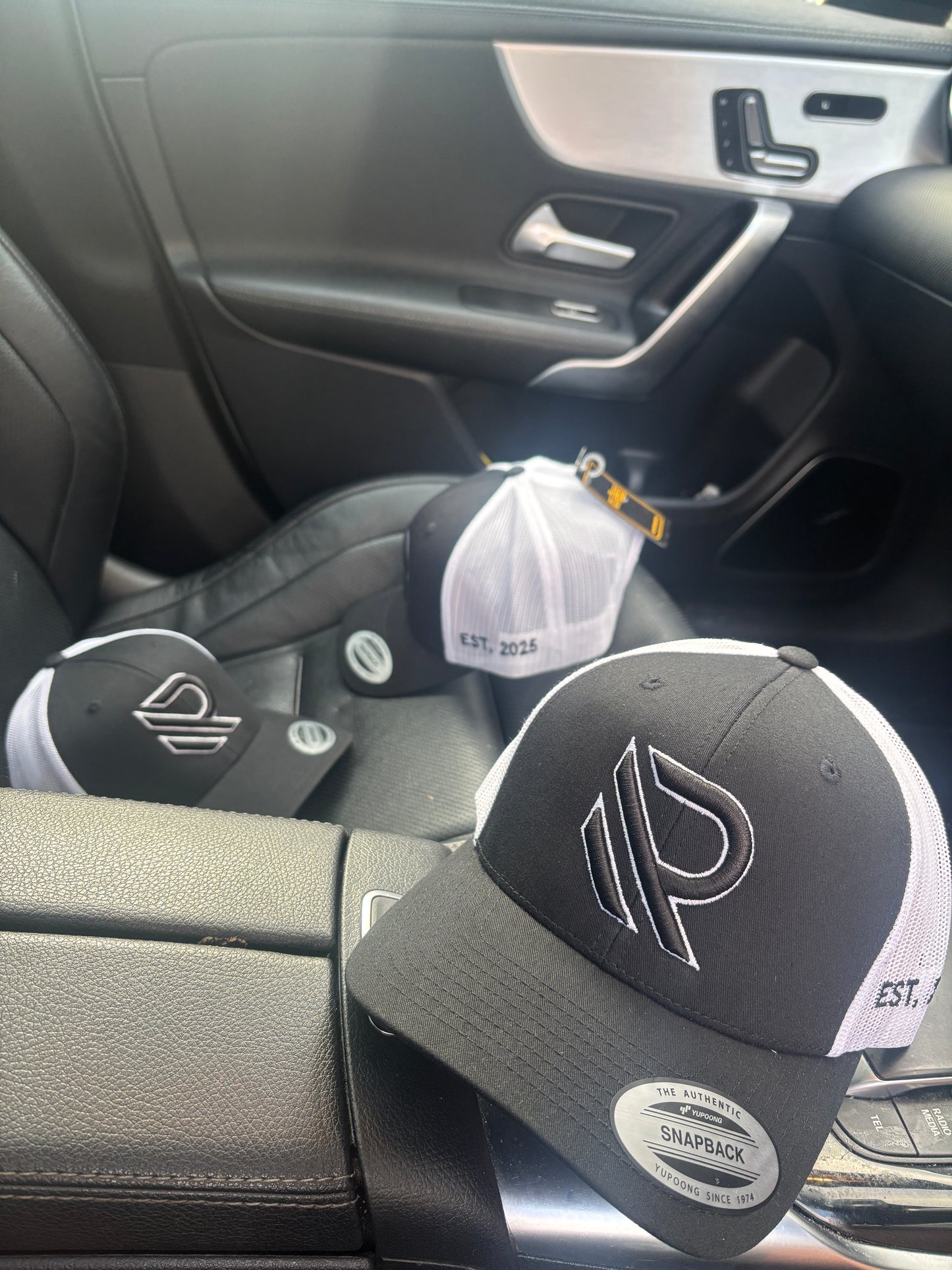 BLACK/WHITE TRUCKER HAT